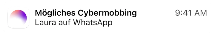 Ein Helmit Hinweis auf dem Handy der Eltern: Mögliches Cybermobbing, Laura auf WhatsApp
